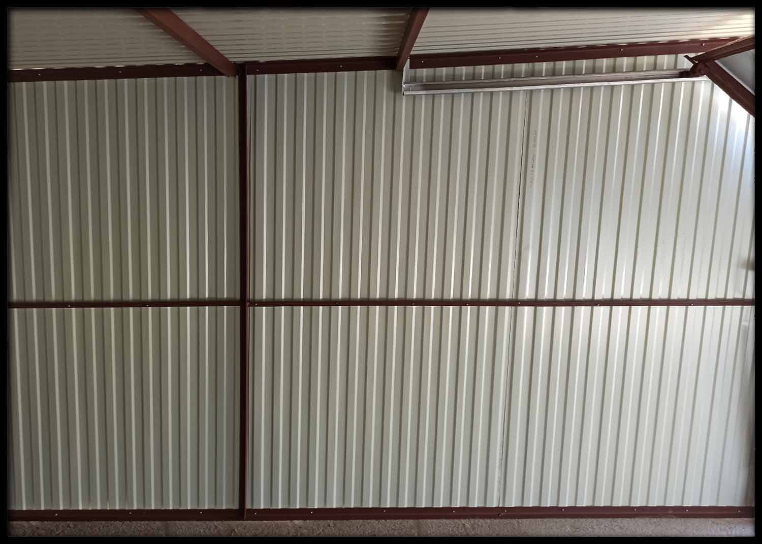 Plechová garáž 3×5 so spádom strechy dozadu RAL 3005